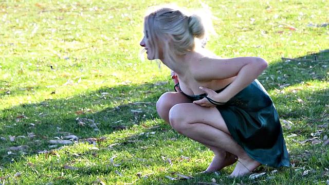 Зрелая в синем платье балуется анальными игрушками