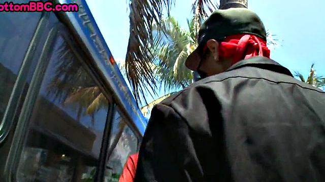 жёсткий чёрный трахает белого пассива в автобусе и кончает ему в рот