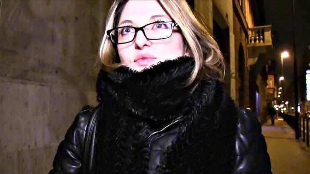 Amateur French Tourist gets a hot facial in public stairwell