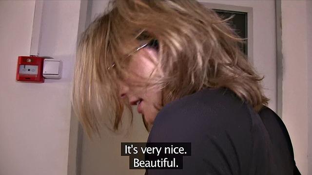 француженка-туристка сосёт в подъезде и ловит горячий финиш на лицо