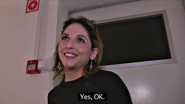 француженка-туристка сосёт в подъезде и ловит горячий финиш на лицо