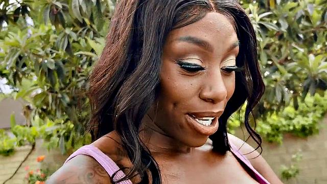 Curvy ebony babe squirting on cock while pounded