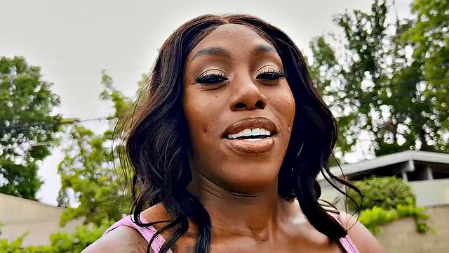 Curvy ebony babe squirting on cock while pounded