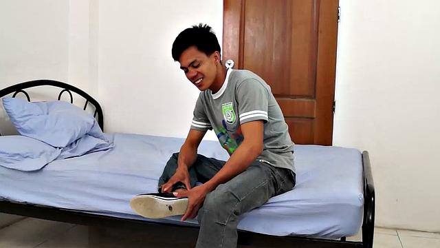 The gorgeous gay Asian twink Argie shows off his beautiful Asian boy feet for you