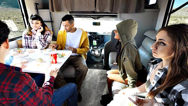 Райан Рейд получает анальный секс в трейлере, пока партнёры заняты играми.