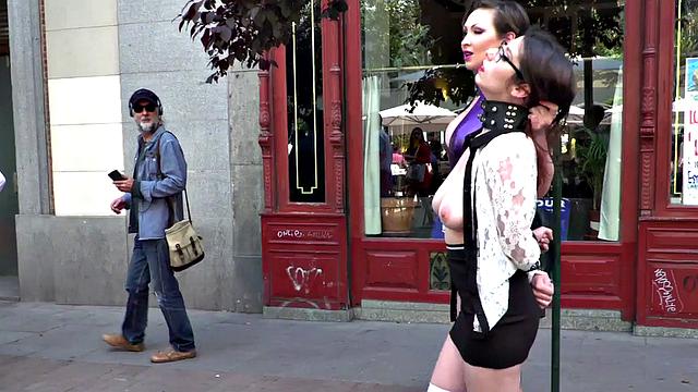 Брюнетка в очках позорно прогуливается голышом с резкой госпожой