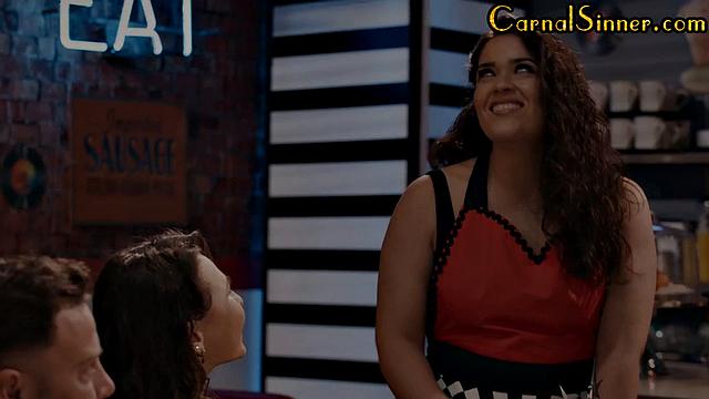 Страстная малышка глотает сперму после жаркого секса с парнем.