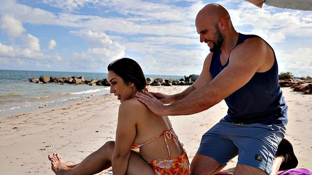 Big booty amateur slut with big boobs fucked on public beach