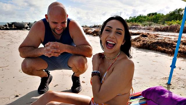 Big booty amateur slut with big boobs fucked on public beach