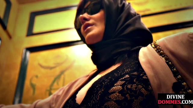 Зрелая с большими сиськами трахается с подчинённым парнем в страпоне и чулках, жёстко доминирует над ним.