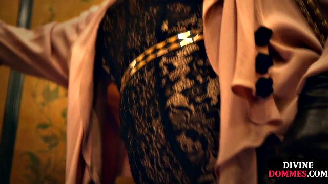 Зрелая с большими сиськами трахается с подчинённым парнем в страпоне и чулках, жёстко доминирует над ним.