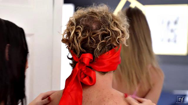 две страстные брюнетки в белье устраивают валентинов тройничок