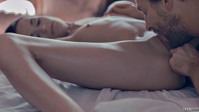 Кейси Лейн расслабляется на мокром массаже и получает сочный кремпай в киску