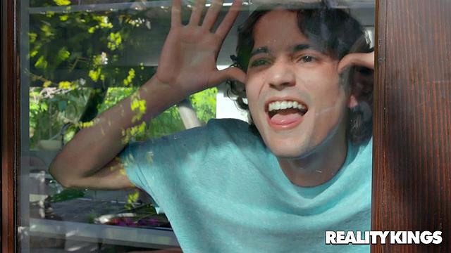 Состоятельная зрелая клиентка осталась под руками озорного массажиста и не смогла устоять перед его огромным членом.