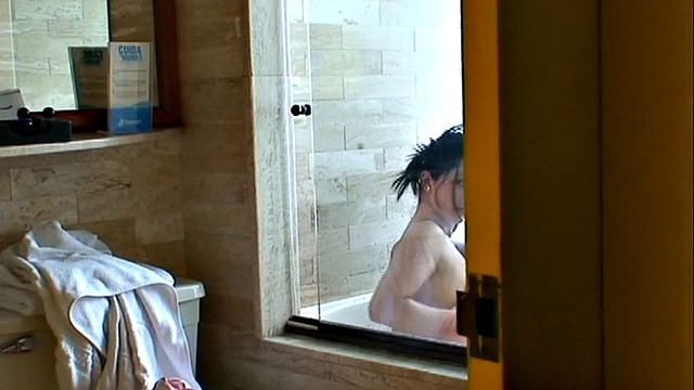 Teen Diana Licks Pussies in Bathtub