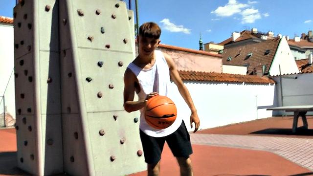 Real basketball player picked up for outdoor assfuck
