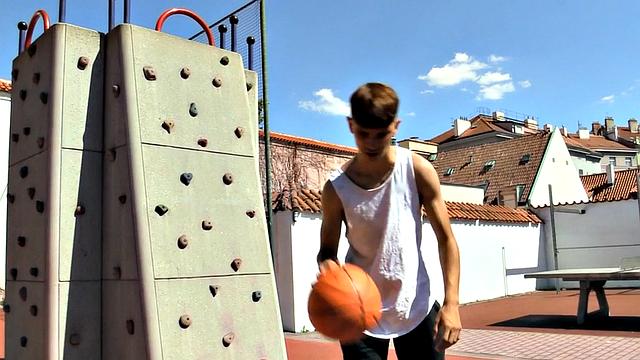 Real basketball player picked up for outdoor assfuck