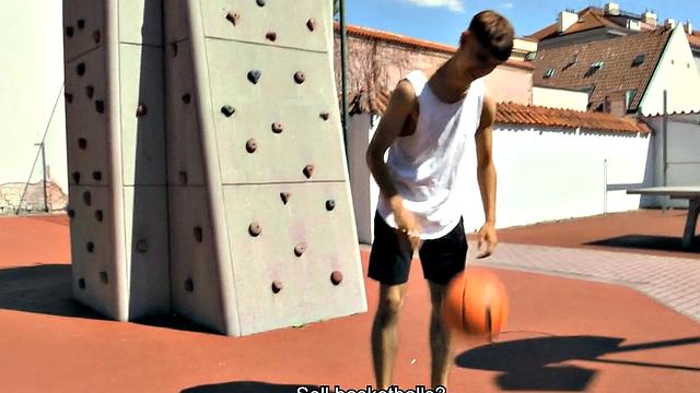Real basketball player picked up for outdoor assfuck