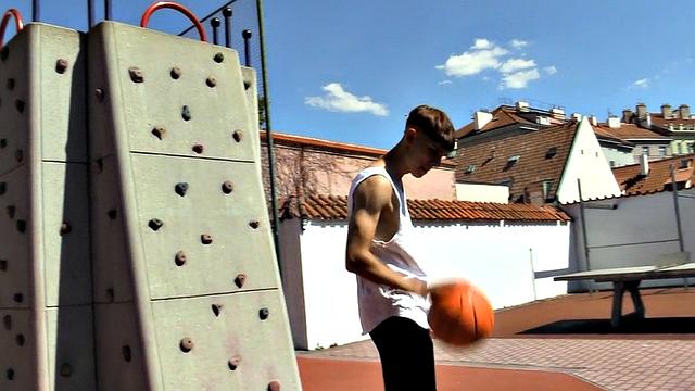 Real basketball player picked up for outdoor assfuck