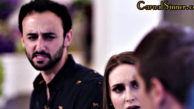 Синеволосая куколка скачет на парне, пока друзья изображают скуку