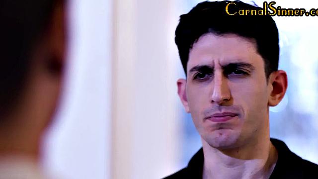 Синеволосая куколка скачет на парне, пока друзья изображают скуку