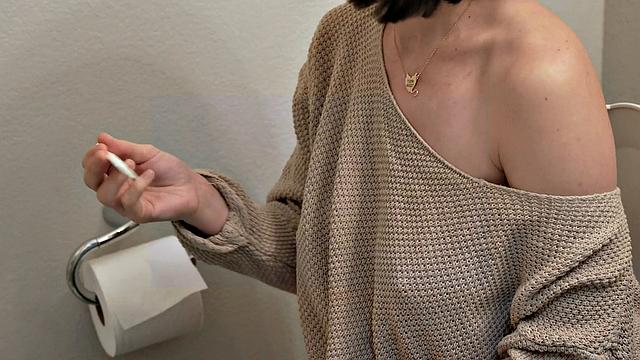 Мачеха Олив Гласс уговаривает пасынка кончить в неё на диване