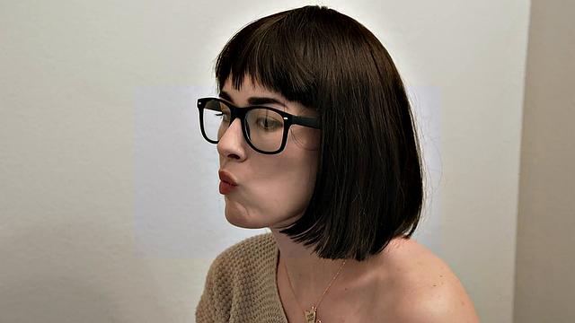 Мачеха Олив Гласс уговаривает пасынка кончить в неё на диване