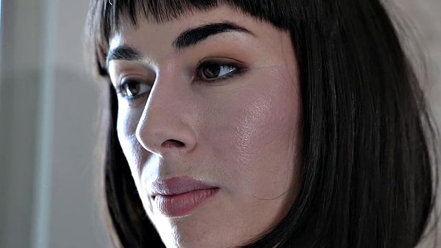 Мачеха Олив Гласс уговаривает пасынка кончить в неё на диване