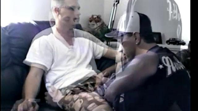 стрейт сосёт член парню и ловит горячий заряд спермы