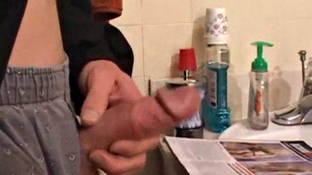 Смотри, как зрелый Шейн дрочит и кончает для тебя, мужской хардкор без стеснения!