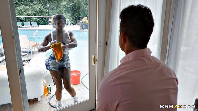 черная уборщица слизывает сперму со стекла и трахается с клиентом