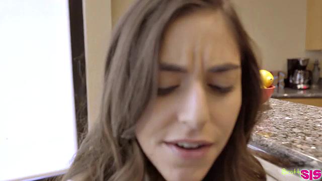 Бритая сводная сестра страстно сосет и скачет на члене