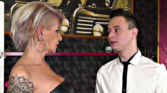 21 SEXTREME - Hot Cougar Uses Kinky Pleasures To Satisfy Lover