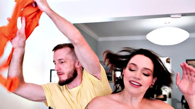 Brooklyn Springvalley: Canoodling