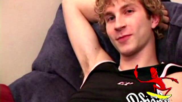 Jenson McGill дрочит под камеру, сперма летит на все вокруг