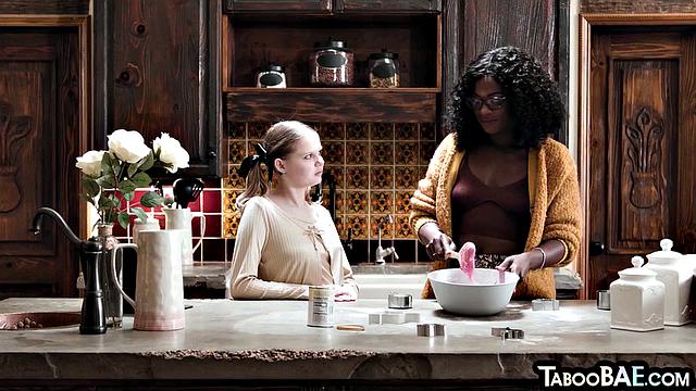 пошлая круглая шлюха сосёт и принимает чёрный ббс в киску