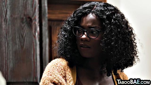 пошлая круглая шлюха сосёт и принимает чёрный ббс в киску