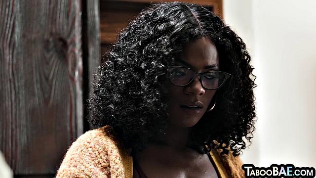 пошлая круглая шлюха сосёт и принимает чёрный ббс в киску