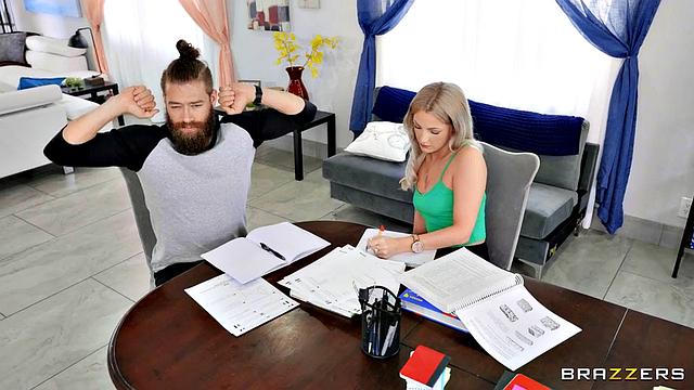 Мамка Рэйчел подловила дружка дочки и устроила ему минет прямо под носом у всех - вот это семейные секреты!