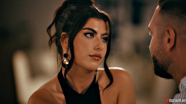 Жена соблазняет мужа после ссоры и получает глубокий трах в спальне от Алекса и Гал Ричи, часть 1