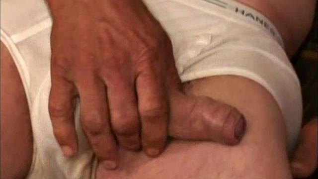 зрелый плотник Руди показывает свой большой необрезанный хуй