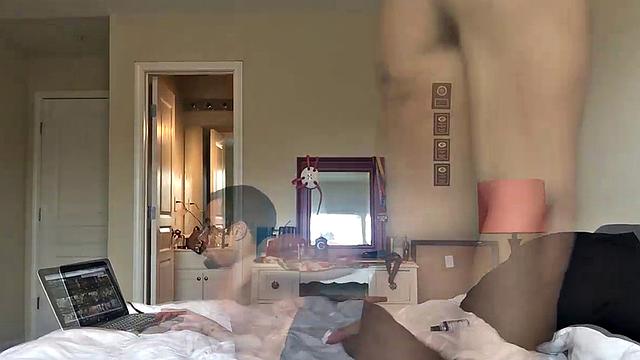 донован жестко дрочит огромным дилдо и кончает фонтаном