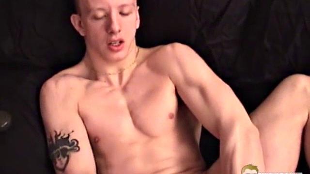 Мужики в pov играют с игрушками и доводят друг друга до конца, Миша и тётя Боб в деле!