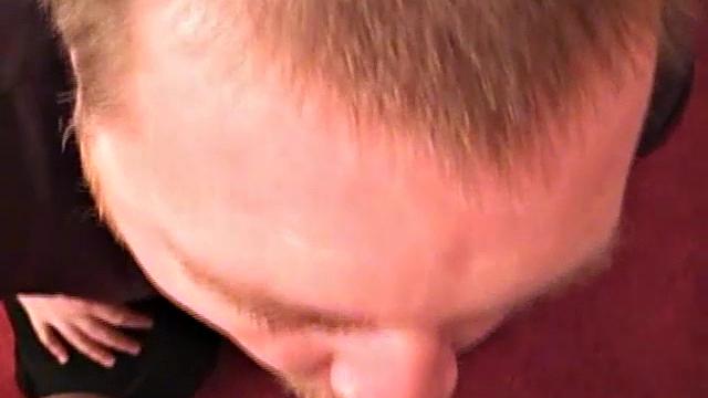 Мужики в pov играют с игрушками и доводят друг друга до конца, Миша и тётя Боб в деле!