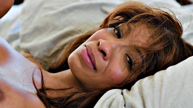 страстная чернокожая соблазняет парня в постели