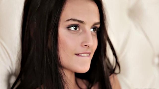 Мисса раздевается на золотом покрывале, гладкая кожа и большие сиськи