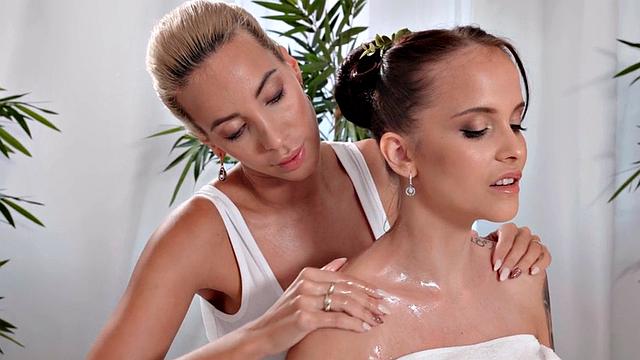 Dyke bitches love eating fresh pussies while fingering