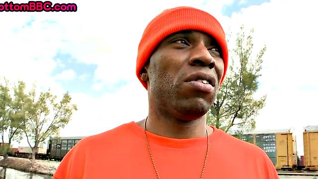 Ebony thug pulled public banged outdoor by white top