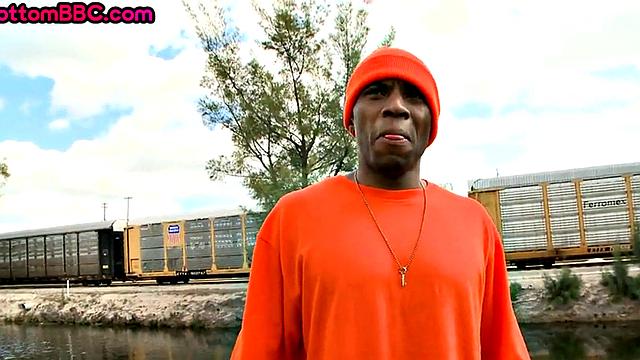 Ebony thug pulled public banged outdoor by white top