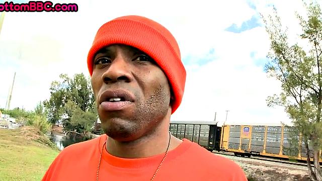 смотри, как белый топ жёстко трахает чёрного парня на улице